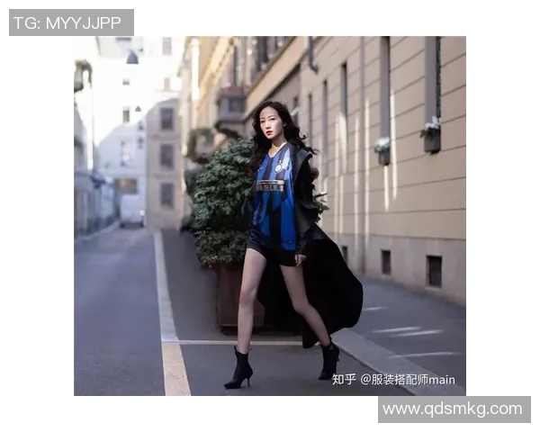 足球明星秋衣搭配女生时尚穿搭图片分享展现青春活力与运动魅力